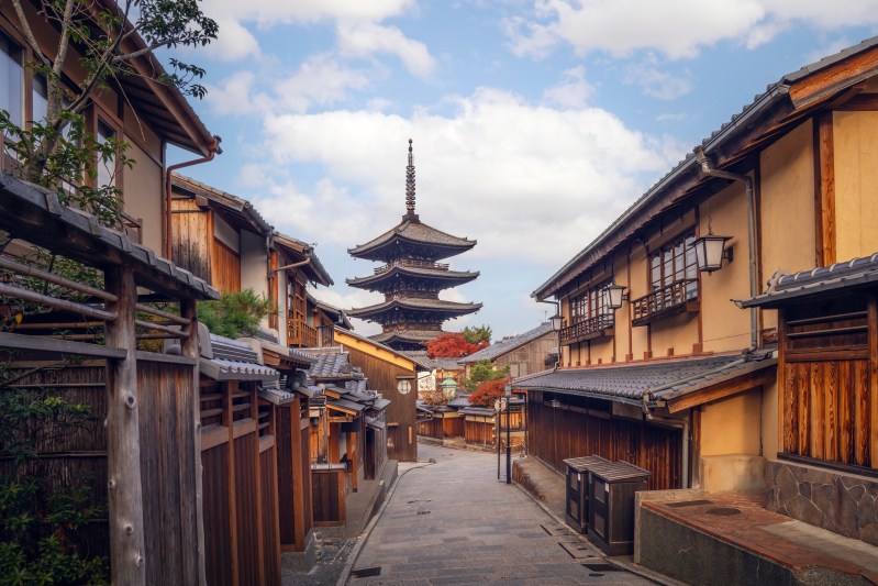 10 Day Best Of Japan Private Tour Package - Early Morning In Gion Kyoto, Wood Pagoda In Kyoto Old Town In Japan