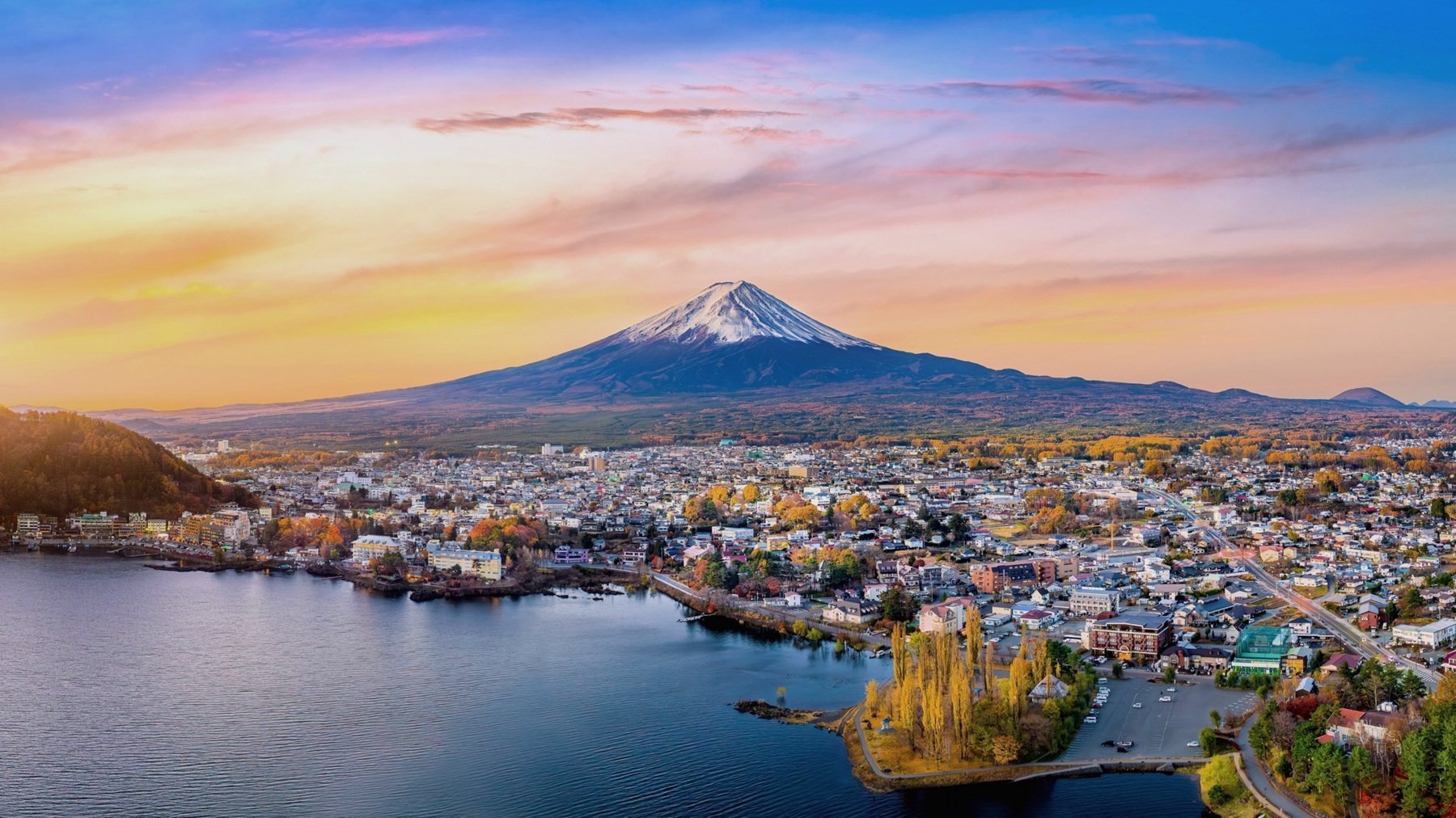 Mount Fuji In The Background Of Kawaguchiko