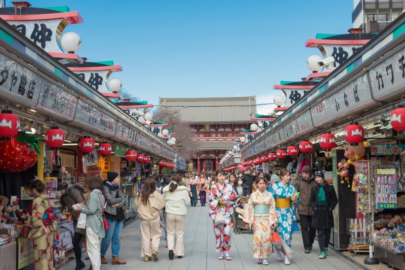 10 Day Budget Japan Tour - Nakamise Shopping Street (nakamise-dori) At Sensoji Temple In Tokyo, Japan. Street Stretches Over Approximately 250m From Kaminarimon To The Main Grounds Of Sensoji Temple