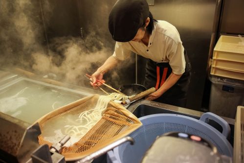 Evening Food Tour Of Kyoto’s Pontocho & Gion Shirakawa - Women Working In A Noodle Shop